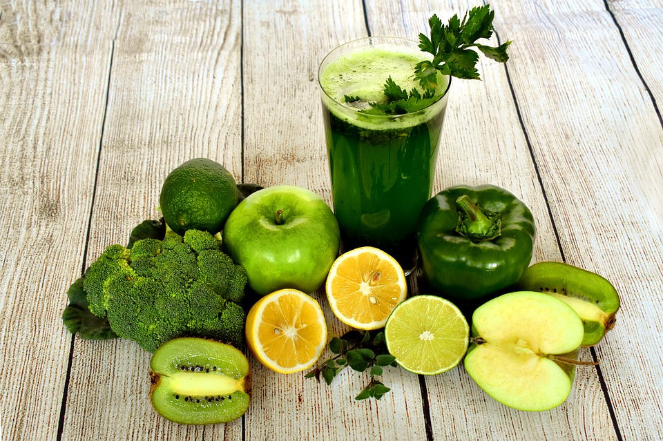 Grøn grøntsagsjuice og grønne frugter