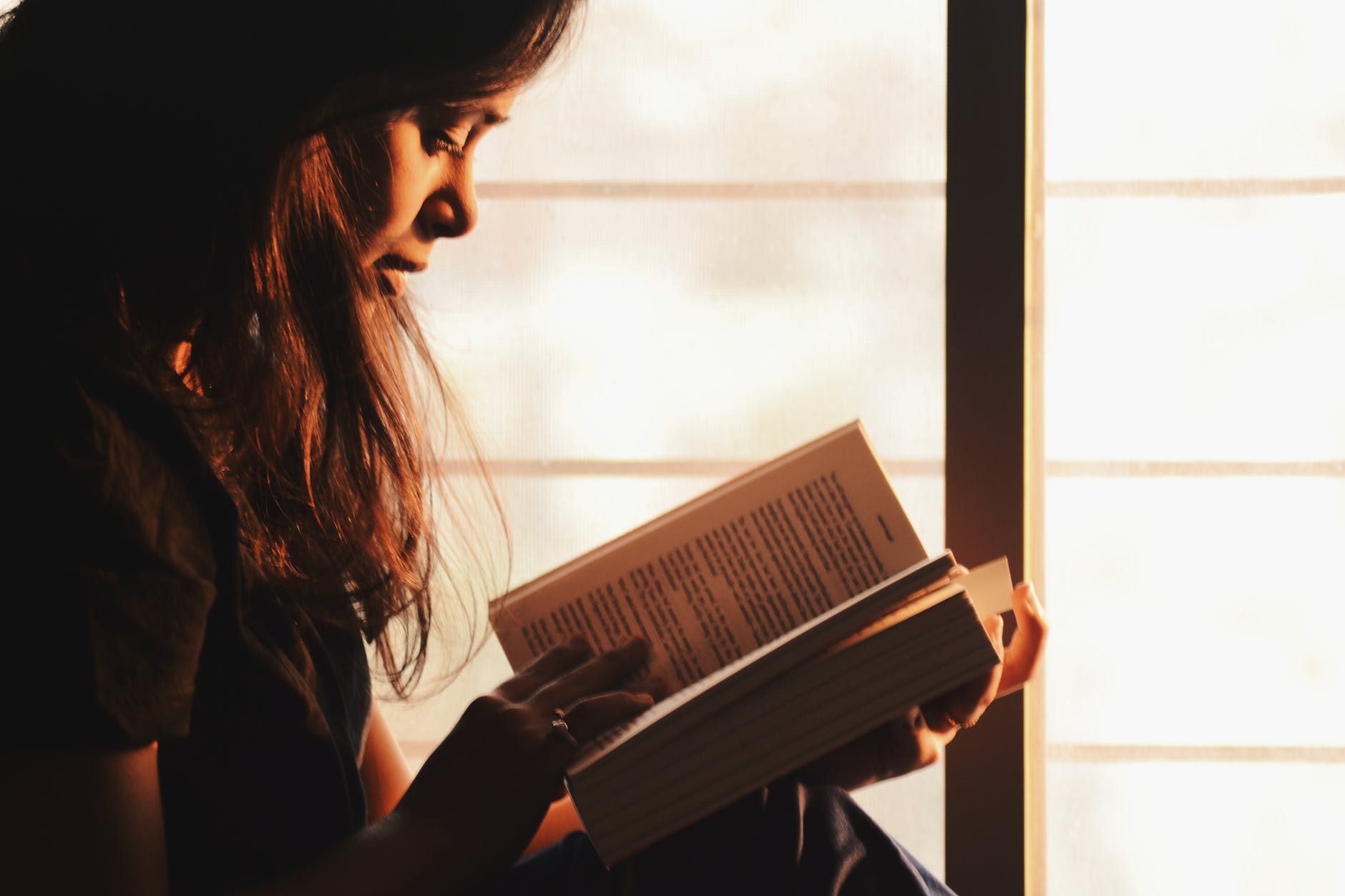 Kvinde der læser en selvhjælpsbog