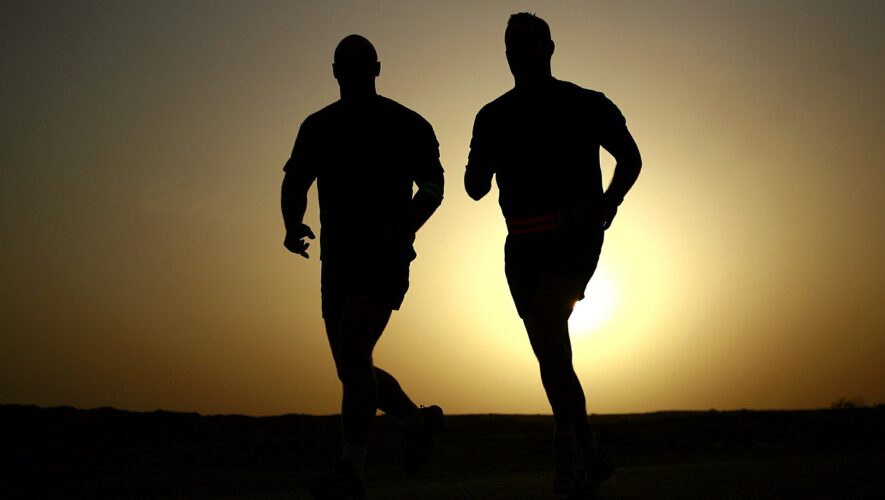 Mænd der løber i solnedgang