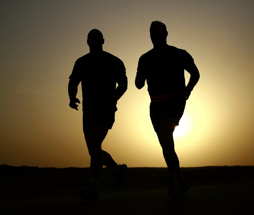 Mænd der løber i solnedgang
