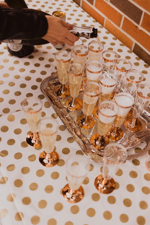 Bord med champagneglas